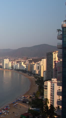 Bahía-De-Hoteles-Que-Se-Extiende-A-Lo-Largo-De-La-Costa-De-Acapulco,-México-En-Vertical.