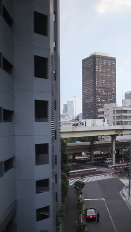Monorraíl-De-Tokio-Pasando-Por-Los-Rascacielos-De-La-Ciudad-En-Vertical.