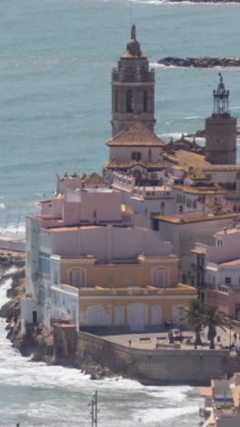 Meer,-Kirche-Und-Gebäude-In-Sitges,-Spanien-In-Vertikaler