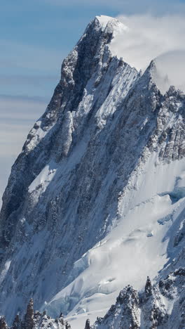 Picos-Montañosos-Del-Mont-Blanc,-Alpes-En-Vertical.