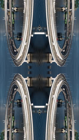 Spiegelaufnahmen-Des-Verkehrs-Auf-Der-Autobahn-Tokio-Vertikal