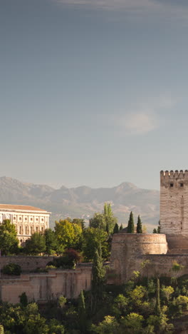 El-Palacio-De-La-Alhambra-De-Granada-Con-Las-Montañas-De-Sierra-Nevada-En-Vertical.