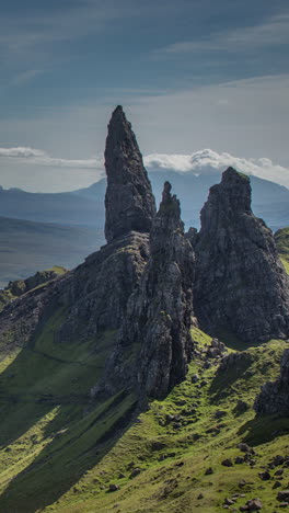 Old-Man-Of-Storr-Rock-Auf-Der-Isle-Of-Skye,-Schottland-An-Einem-Sonnigen-Tag-In-Vertikaler