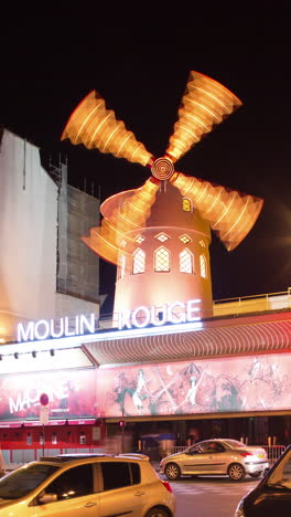 Moulin-Rouge-De-Noche,-París-En-Vertical.