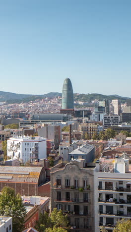 Skyline-Von-Barcelona-Von-Einem-Hohen-Aussichtspunkt-In-Vertikaler
