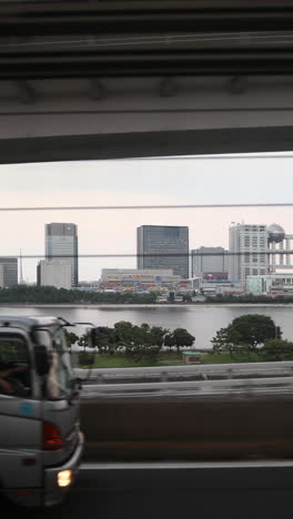 Tokio-Monorail-Durchquert-Die-Wolkenkratzer-Der-Stadt-In-Vertikaler
