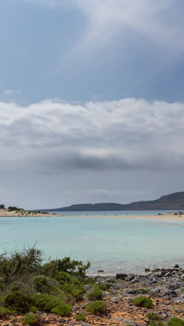 Playa-De-Simos-En-La-Isla-De-Elafonissos,-Grecia-En-Vertical.