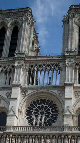Kathedrale-Notre-Dame-In-Paris-In-Vertikaler