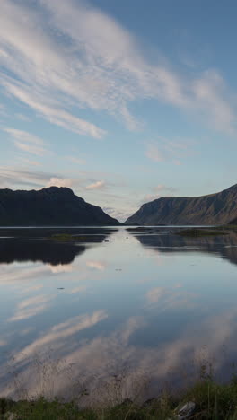 Hermoso-Lago-En-Noruega-En-Vertical