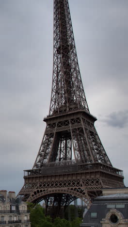 Eiffelturm-Im-Hochformat