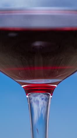Ein-Glas-Rotwein-Und-Glitzernden-Meer
