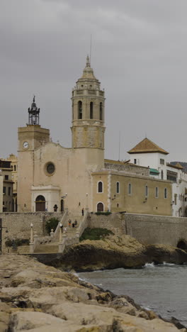 Iglesia-Del-Mar-Y-Edificios-En-Sitges,-España-En-Vertical.