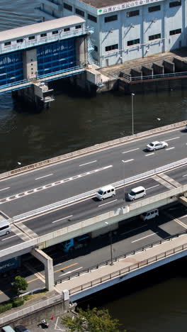 Puente-De-Carretera-En-Tokio,-Japón-En-Formato-Vertical.