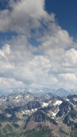 Picos-Montañosos-Del-Pic-Du-Midi-En-Los-Pirineos-Franceses-En-Vertical