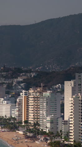 Bucht-Von-Hotels-Erstreckt-Sich-Entlang-Der-Küste-In-Acapulco,-Mexiko-In-Vertikaler