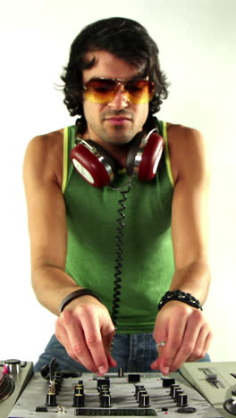 DJ-Masculino-Detrás-De-Los-Tocadiscos-En-Vertical