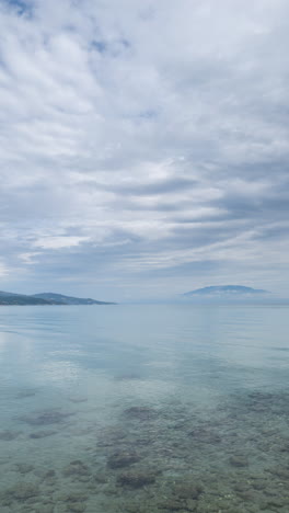 Schöner-Strand-Und-Die-Küste-In-Griechenland-In-Vertikaler