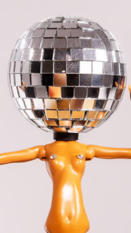Discodoll-dancing-on-turntable