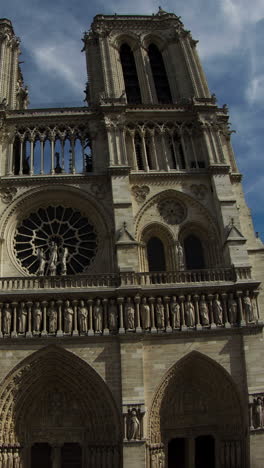 Catedral-De-Notre-Dame-En-París-En-Vertical