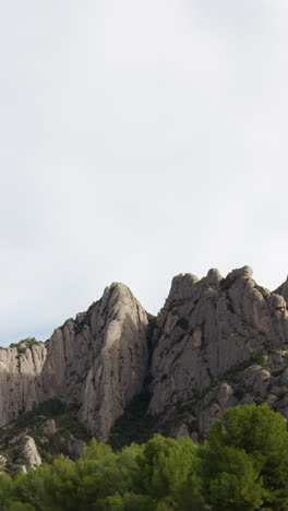 Montaña-De-Montserrat,-Calalonia,-España-En-Vertical