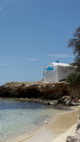 Iglesia-En-La-Playa-De-Alyko,-Isla-De-Naxos,-Grecia-En-Vertical