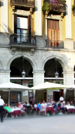 Royal-Plaza,-Barcelona,-Spanien-In-Der-Vertikalen