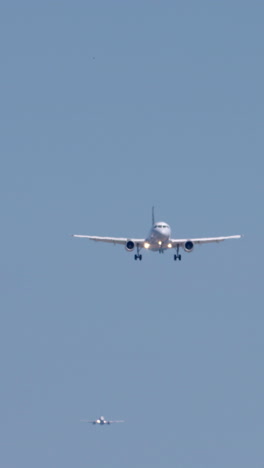 Avión-Aterrizando-En-El-Aeropuerto-De-Barcelona-En-Vertical.