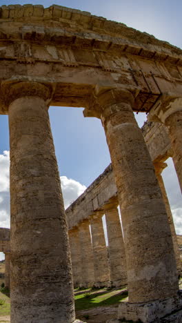 Griechische-Ruinen-Von-Segesta-In-Sizilien,-Italien-In-Vertikaler