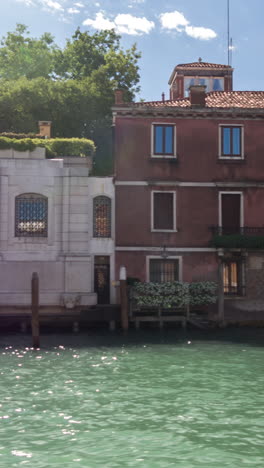 Canal-Ciudad-De-Venecia-En-Vertical