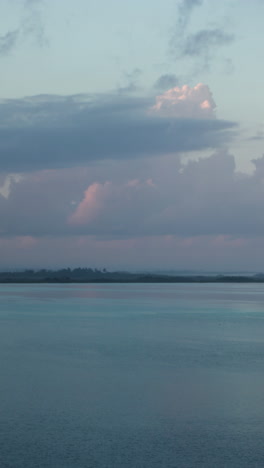 Hermosa-Playa-Y-Mar-Del-Caribe,-México-En-Formato-Vertical