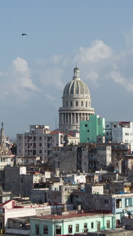 Horizonte-De-La-Habana,-Cuba-En-Vertical