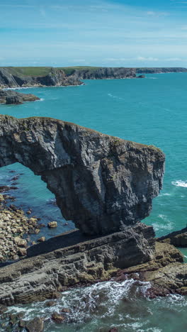 Arco-De-Roca-Natural-En-La-Costa-De-Pembrokeshire,-Gales-En-Vertical.