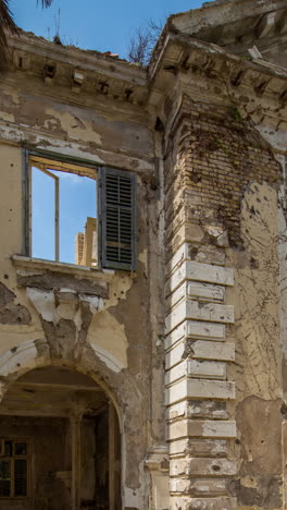 Edificio-Medio-Destruido-Cerca-De-Dubrovnik-En-Vertical