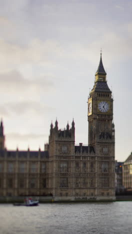 big-ben,-houses-of-parliament-timelapse-in-vertical