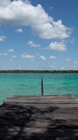 Lago-Bacalar,-Quintana-Roo,-México-En-Formato-Vertical