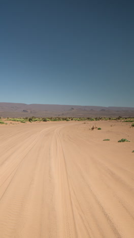Conduciendo-En-El-Desierto-Del-Sahara,-Marruecos-En-Vertical.