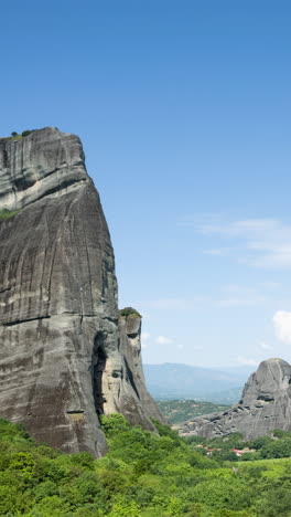 Meteora-Felsformationen-Und-Klöster-In-Griechenland-In-Vertikaler