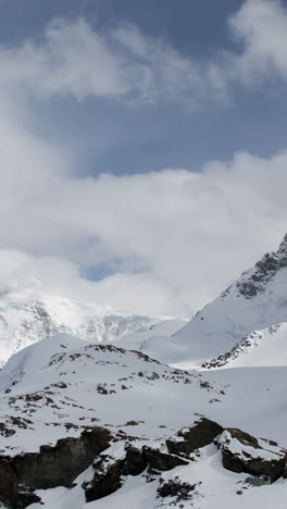 Picos-Montañosos-Del-Mont-Blanc,-Alpes-En-Vertical.