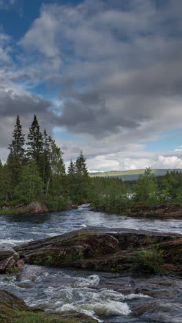 Fließenden-Fluss-In-Norwegen-In-Vertikaler