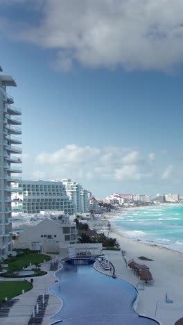 Bucht-Von-Hotels-Erstreckt-Sich-Entlang-Der-Küste-In-Cancun,-Mexiko-In-Vertikaler