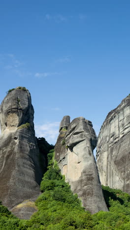 Formaciones-Rocosas-De-Meteora-Y-Monasterios-En-Grecia-En-Vertical