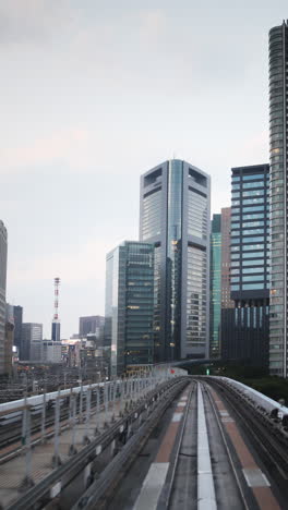 Monorraíl-De-Tokio-Pasando-Por-Los-Rascacielos-De-La-Ciudad-En-Vertical.