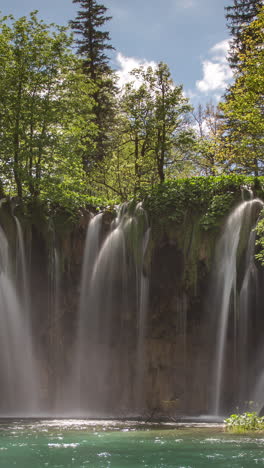 Parque-Nacional-De-Los-Lagos-De-Plitvice,-Croacia-En-Vertical