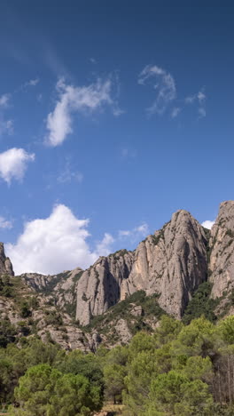 Montaña-De-Montserrat,-Calalonia,-España-En-Vertical