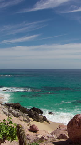 Hermosa-Playa-Y-Mar-De-Baja-Calinfornia,-México-En-Formato-Vertical