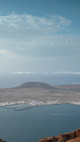 La-Graciosa,-Una-Isla-Canaria-En-Vertical.