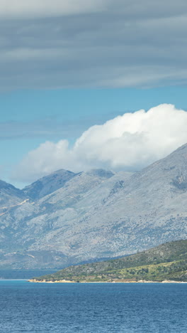 Costa-De-Grecia-Y-Montañas-En-Vertical.