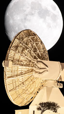 Beweglicher-Satellit-Mit-Vorbeiziehenden-Sternen-Auf-Gran-Canaria,-Spanien,-Vertikal