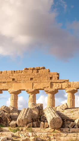 Ruinas-Griegas-De-Selinunte-En-Sicilia,-Italia-En-Vertical
