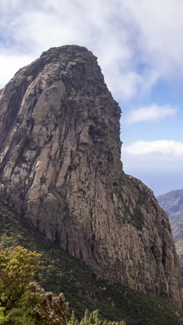 La-Roca-Agando-En-La-Isla-De-España-Tropical-En-Vertical.